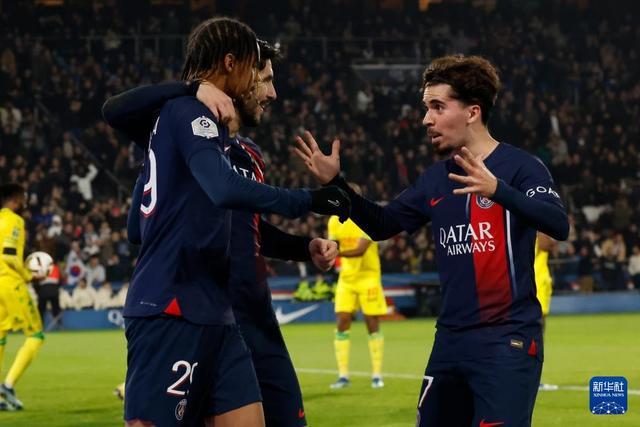 布拉德利：我小时候经常在自家花园里滑铲模仿杰拉德