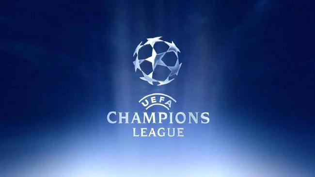 俄罗斯运动员谢尔盖-博伊在1800米高空踢球，挑战极限，引发热议。