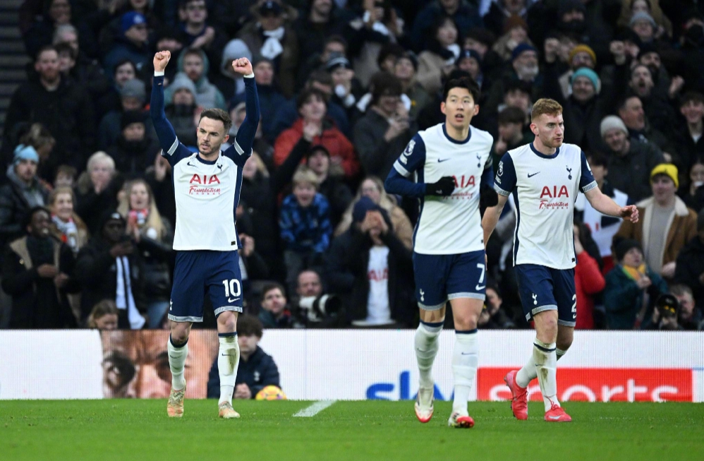 曼联4-1击败狼队，升至英超第六；米兰3-2战胜都灵，登顶积分榜。