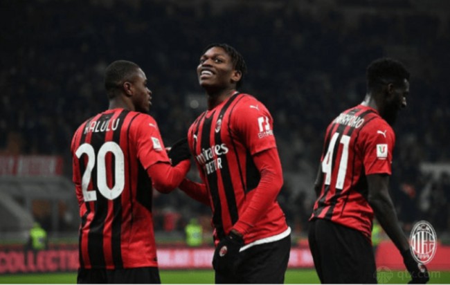 小伙高尔夫模拟器前打高尔夫，结果一杆打到消防喷淋头